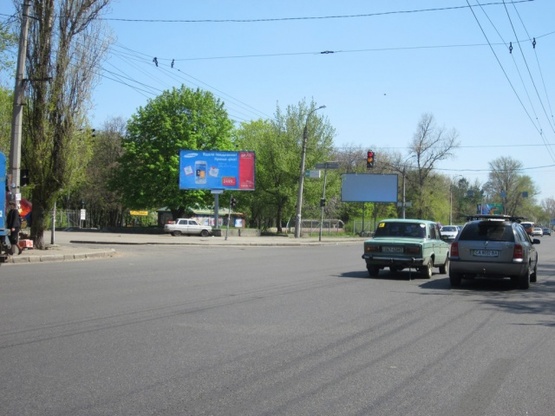 Фото рекламной плоскости по адресу Химиков просп. - ул. Розы Люксембург, (перекресто), (Дворец Спорта, парк Химиков, маркет "АТБ", Новая Почта №5, автошкола "Мик-Авто"), напр. из центра