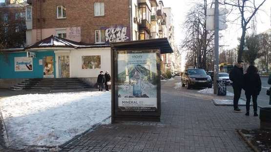 Фото рекламної площини за адресою Лесі Українки бульв., 15 - Коновальця Євгена вул. (Щорса вул.), ;_зупинка громадського транспорту