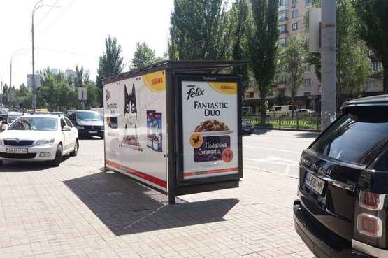 Фото рекламної площини за адресою Лесі Українки бульв., 7__зупинка громадського транспорту