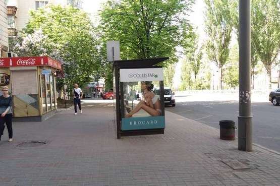 Фото рекламної площини за адресою Лесі Українки бульв., 14;_ зупинка громадського транспорту