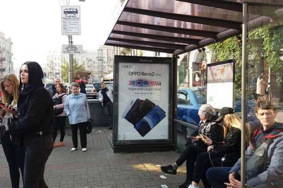 Фото рекламной плоскости по адресу Велика Васильківська вул., 16- зуупинка гром. транспорту