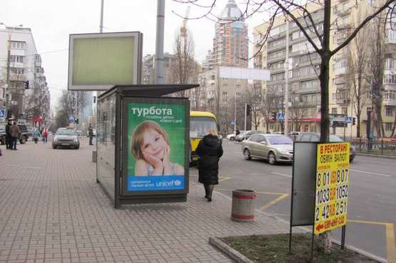 Фото рекламной плоскости по адресу Лесі Українки бульв., 24 - Коновальця Євгена вул. (Щорса вул.), ;_зупинка громадського транспорту