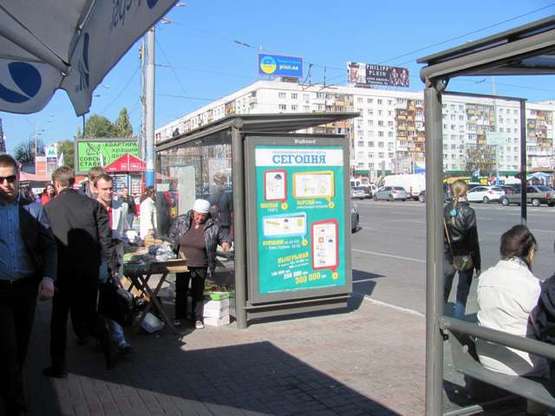 Фото рекламной плоскости по адресу Лесі Українки бульв., 26 площа навпроти ЦВК України, праворуч -зупинка громадського транспорту