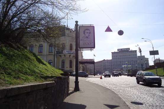 Фото рекламної площини за адресою Володимирський узвіз, №16 - на опорі 3м - №0