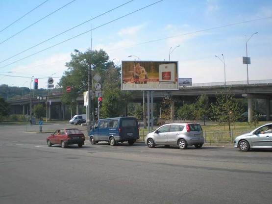 Фото рекламной плоскости по адресу ул. Киквидзе, выезд на Железнодорожное шоссе, на светофоре