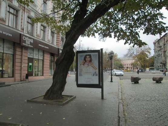 Фото рекламної площини за адресою Дерибасівска вул., 33 - Преображенська вул.