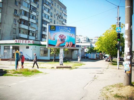 Фото рекламной плоскости по адресу Школьная ул., 42 -Крепостная ул. ЦЕНТРАЛЬНАЯ ЗОНА .(Супермаркет "Сильпо")