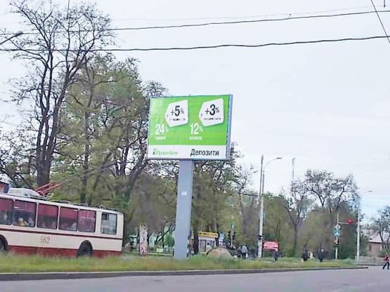 Фото рекламной плоскости по адресу Космическая ул.,21 ( рынок "Южный", магазин "АТБ") в центр к Проспекту Соборный