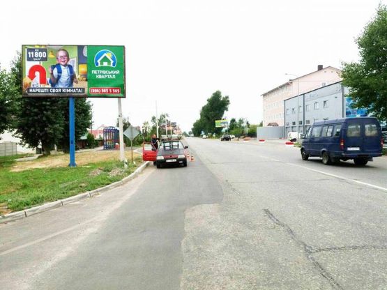 Фото рекламной плоскости по адресу Святопетровское, ул.Белогородская,возле остановки напротив "Доброволец"