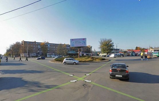 Фото рекламной плоскости по адресу м. Умань, розв'язка з вул. Київська, вул. Тищика та вул. Шевченка (клумба)