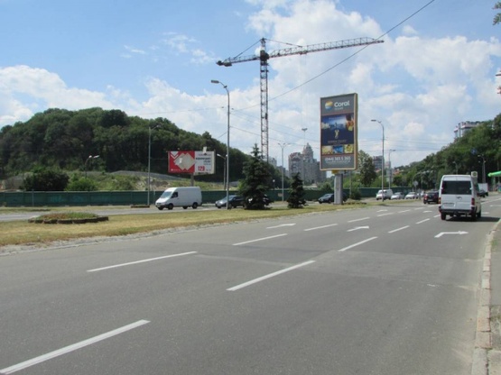 Фото рекламной плоскости по адресу Площадь ГВОВ разделитель (Старонаводницкая/Мазепы)
