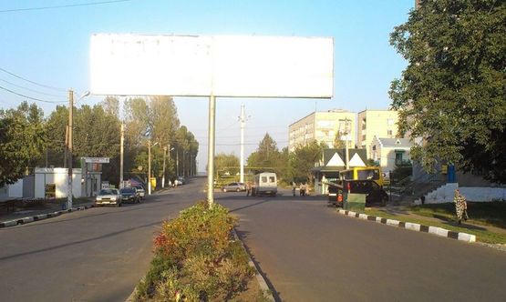 Фото рекламной плоскости по адресу пр-кт Победы на разделительной полосе напротив жилого здания   №30 (район ЦРБ)