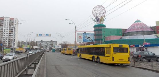 Фото рекламной плоскости по адресу М. Малиновского, ст. М "Оболонь" , рядом с ТРЦ "Диво Світ", маг."Велика Кишеня"