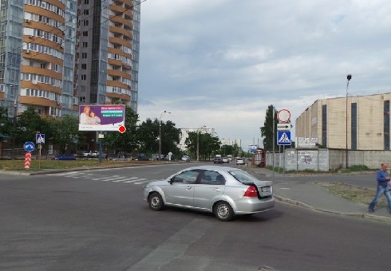 Фото рекламной плоскости по адресу Березняковская ул., 21а, на разделителе