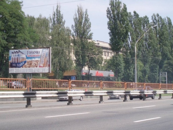 Фото рекламної площини за адресою Победы проспект, 60, Жовтневий универмаг