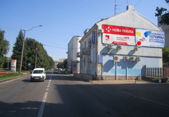 Фото рекламной плоскости по адресу Мицкевича ул., 10, на фасаде, правый