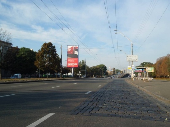 Фото рекламной плоскости по адресу Победы проспект, 65 (разделитель за мостом М "Нивки") по ходу из центра
