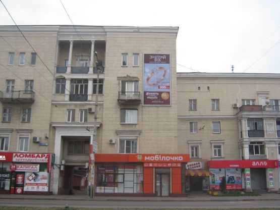 Фото рекламной плоскости по адресу пр. Соборный, 179 (справа) ВЕРТИКАЛЬНЫЙ