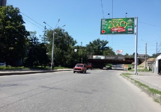 Фото рекламної площини за адресою Большая Гончаровская ул., 32а