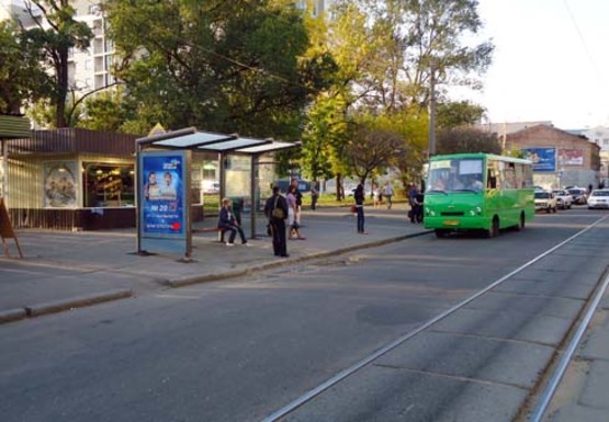 Фото рекламної площини за адресою Университетская ул., 37-39 напротив (остановка)