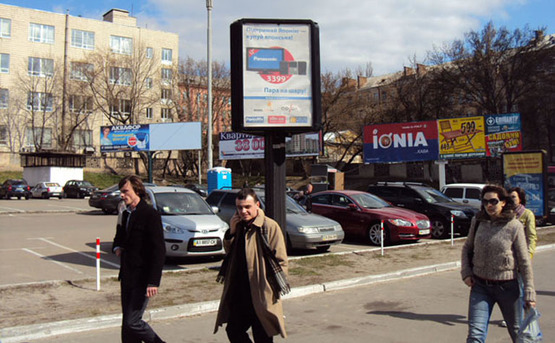 Фото рекламной плоскости по адресу Вул. Червоноармійська, Біля А/зупинки "ПК “Україна” (тріедр)  ("Miami Blues")