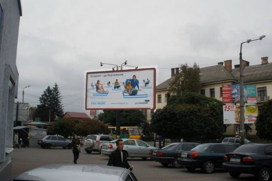 Фото рекламной плоскости по адресу Привокзальна вул. - Вовчинецька вул. (мегамаркет "Фаворит")