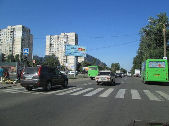 Фото рекламной плоскости по адресу Салтовское шоссе, 248, (ТЦ "Класс", маркет "АТБ", "Серебряный ручей", ПриватБанк, аптека "Здоровье"), в сторону Московского просп., на разделителе
