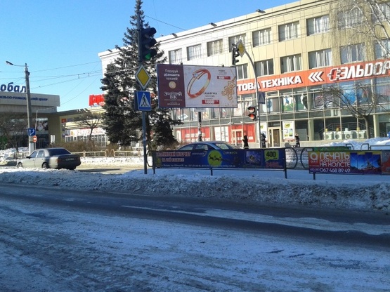 Фото рекламної площини за адресою Киевская, 77а (призма), (ТРЦ "Глобал UA", маркет "ВОПАК", "FOREX CLUB", союз-автомотив "Peugeot", сервис-центр "ЛинкТЕЛ", магазин Дом.Техники), в направл. ул. Восточной