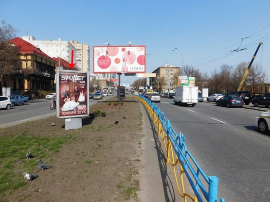 Фото рекламной плоскости по адресу Кутузова ул., на разделителе