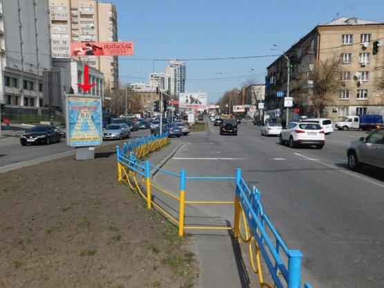 Фото рекламної площини за адресою Кутузова ул., на разделителе