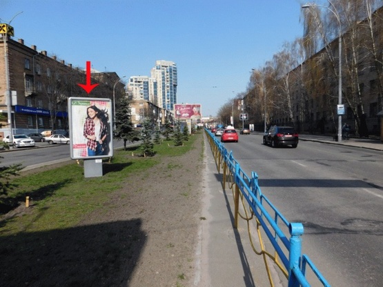 Фото рекламної площини за адресою Кутузова ул., на разделителе