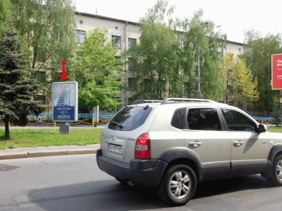 Фото рекламной плоскости по адресу Кутузова ул., на разделителе