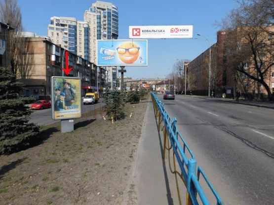 Фото рекламной плоскости по адресу Кутузова ул., на разделителе