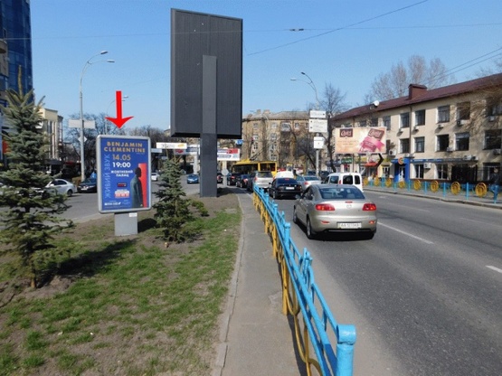 Фото рекламной плоскости по адресу Кутузова ул., на разделителе