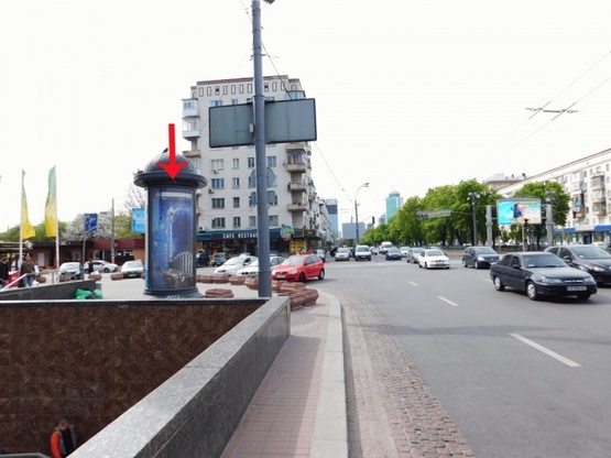 Фото рекламної площини за адресою Победы пл., возле ТЦ Украина, супермаркета Велика Кишеня, от б-ра Шевченко в сторону пр-та Победы