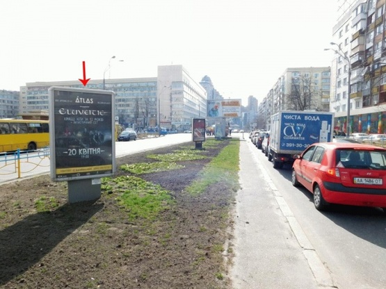 Фото рекламной плоскости по адресу Кутузова ул., на разделителе