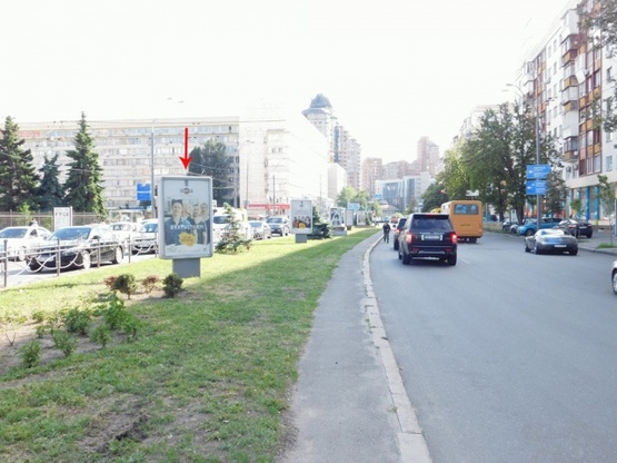 Фото рекламной плоскости по адресу Кутузова ул., на разделителе