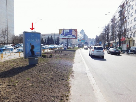 Фото рекламной плоскости по адресу Кутузова ул., на разделителе