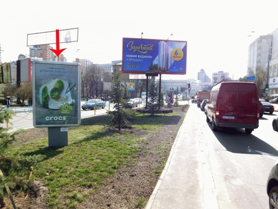 Фото рекламной плоскости по адресу Кутузова ул., на разделителе