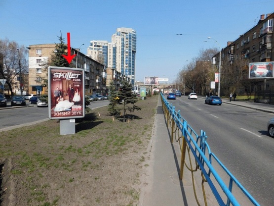 Фото рекламної площини за адресою Кутузова ул., на разделителе