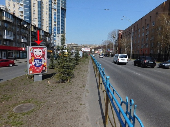 Фото рекламной плоскости по адресу Кутузова ул., на разделителе