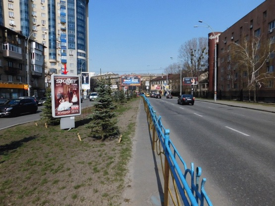 Фото рекламной плоскости по адресу Кутузова ул., на разделителе