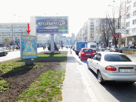 Фото рекламной плоскости по адресу Кутузова ул., на разделителе