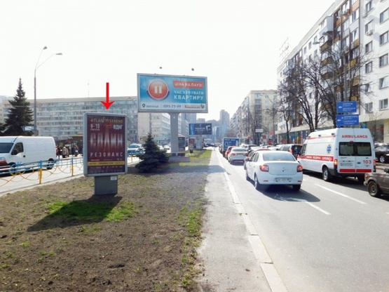 Фото рекламной плоскости по адресу Кутузова ул., на разделителе