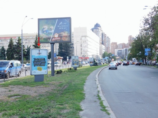 Фото рекламной плоскости по адресу Кутузова ул., на разделителе