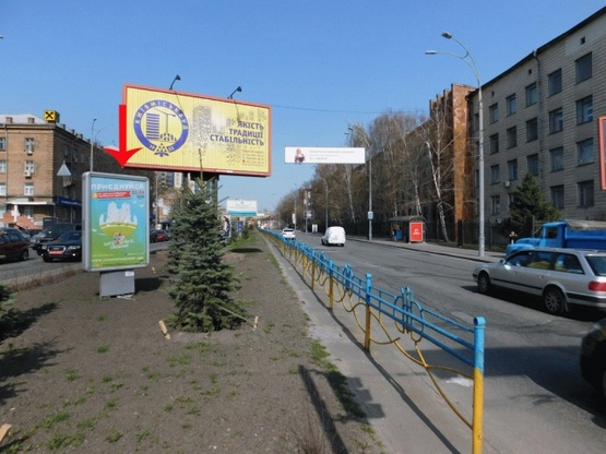 Фото рекламной плоскости по адресу Кутузова ул., на разделителе