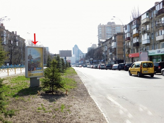 Фото рекламной плоскости по адресу Кутузова ул., на разделителе