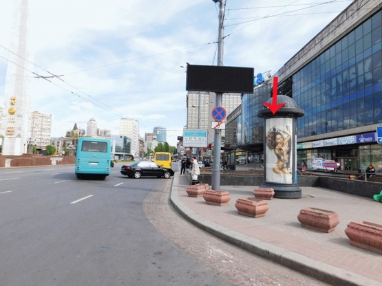 Фото рекламной плоскости по адресу Победы пл., возле ТЦ Украина, супермаркета Велика Кишеня