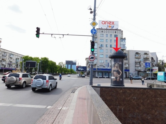 Фото рекламной плоскости по адресу Победы пл., возле Цирка, светоф. у п/п, от б-ра Шевченко к пл.Победы