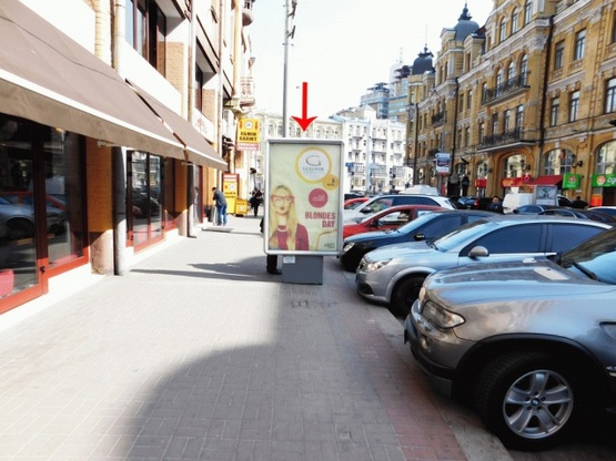 Фото рекламной плоскости по адресу Бессарабский рынок, на светофоре